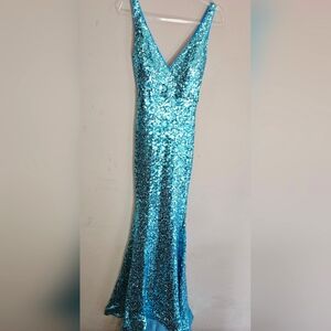 NWT Size 2/XS ICY AQUA BLUE FULL SEQUIN DRESS WITH SMALL TRAIN